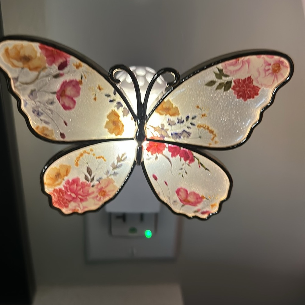 Floral Butterfly wallflower plug in-new never used but tags off to show it lit
